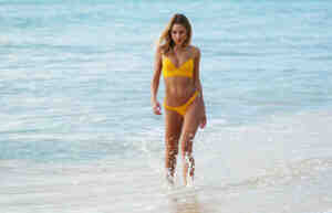 Kimberley Garner güneşin tadını çıkardı