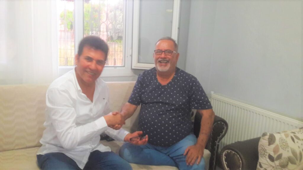 Kitabın adı; (Atların plakası yok! Eşeklerin var.) Yazarı, Ertan Yılmaz. Buyurun sohbet haberimize!