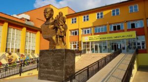 Zeki Müren’in sesi ve alın teri ile kazanılan para ile Bursa Zeki Müren Güzel Sanatlar Lisesi inşa edildi; okuldan mezun olan bir öğrencimiz…