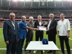 Prof. Dr. Bilge Donuk: “Beşiktaş Futbol Gelişim Direktörü Sayın Önder Karaveli’ye Fair-Play Davranış Dalında kazandığı Şeref Diploması”nı Vodafone Park’ta düzenlenen törenle takdim ettik,” dedi.