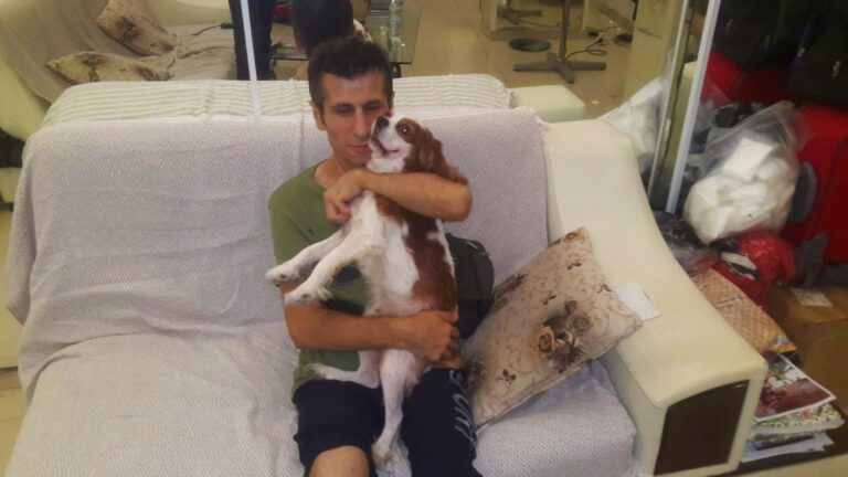 Beşiktaş’ın en harika köpeği Çarli, sahibi Osman Söğütcü’ye çok bağlı…