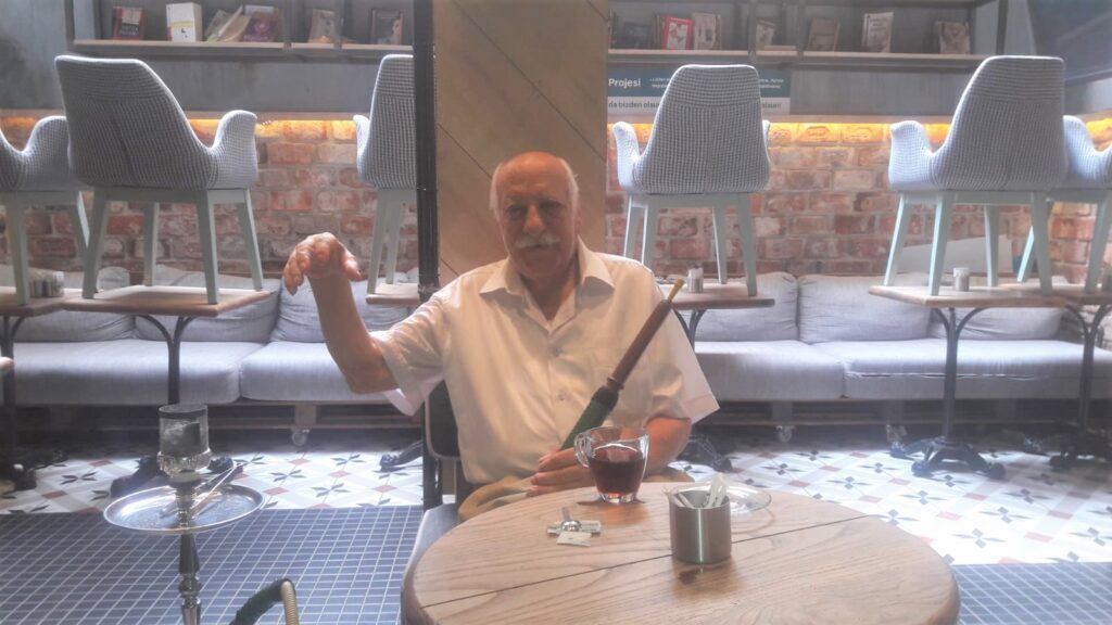 Beşiktaş’ın en eski futbolcularından Kaya Han, önümüzdeki günlerde göz ameliyatı olacak, siyah beyaz taraftarlarından hayır dualarını bekliyor…