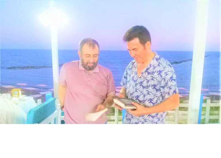 Yazdığı kitaplarla başarısını sürdüren CRT Medya İstanbul Bölge Müdürü Ertan Yılmaz, Yıldıray Ozan’a kitabını imzalayıp taktim etti…