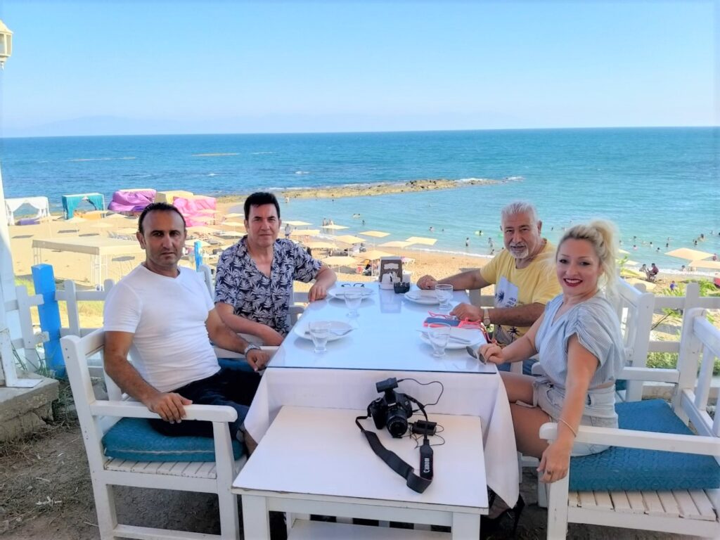 Adana Yumurtalık Marin Otel de; Özcan Bey, Şahin Özer, Ertan Yılmaz, Dilek Ergin ve Spor spikeri Berkan Kiraz, klip çekiminde…