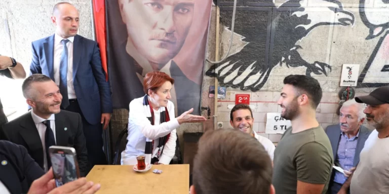 Meral Akşener’e Çarşı Beşiktaş Forması Hediye Etti…