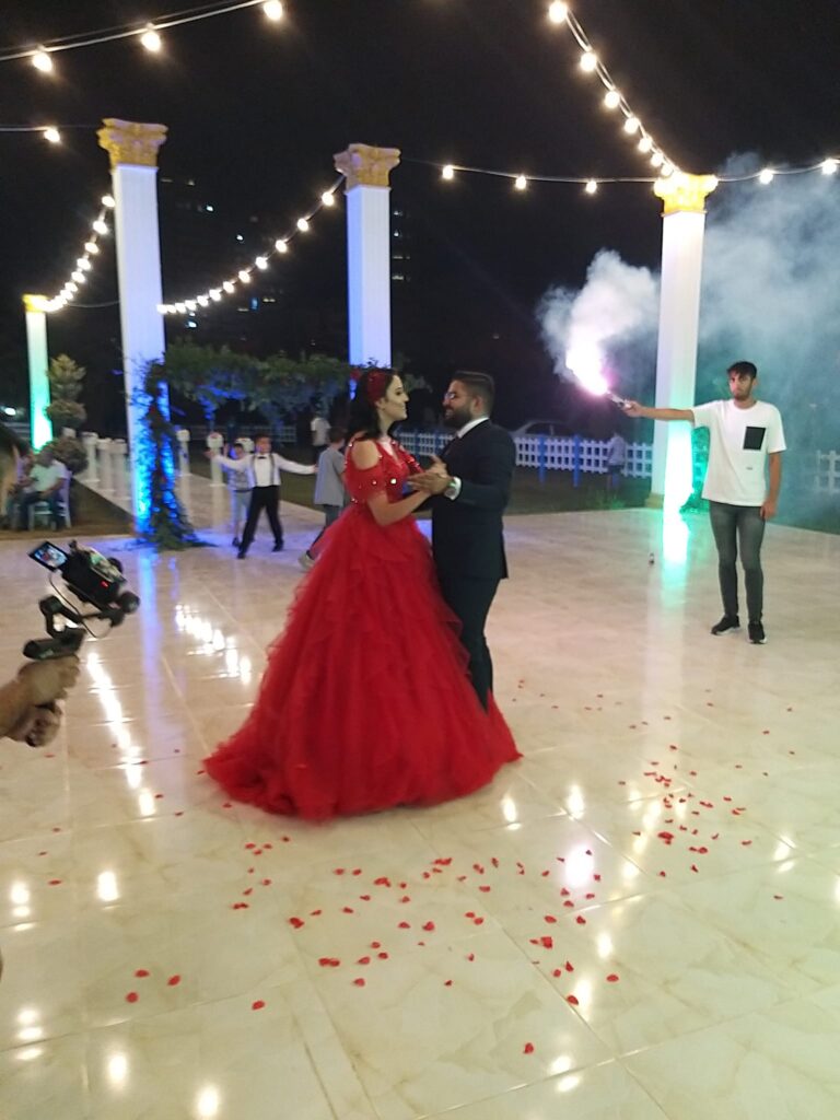 Ceyhan’ın Sevilen ve Sayılan iş insanı ve Doğanspor Başkanı Ayhan Apak, Aygül Apak evlatları Fevzi Apak’a görkemli Kına gecesi, Yumurtalık  Marin Otelde yapıldı…