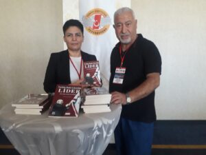 Yazar Züleyha Karaman “Tarihin Haklı Çıkardığı Lider” isimli kitabını CRT Medya Yönetim Kurulu Başkanı Şahin Özer’e, takdim etti.