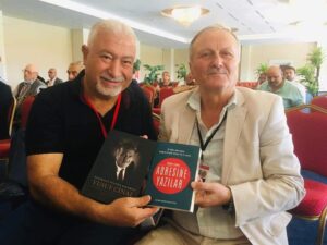 Başkan Şahin Özer; Meslektaşım ve dostum Gazeteci Yazar Yusuf Cinal ile Belçika’dan sonra Tekirdağ da buluştuk. Hasret giderip, (Adresine Yazılar) isimli kitabını hediye etti…