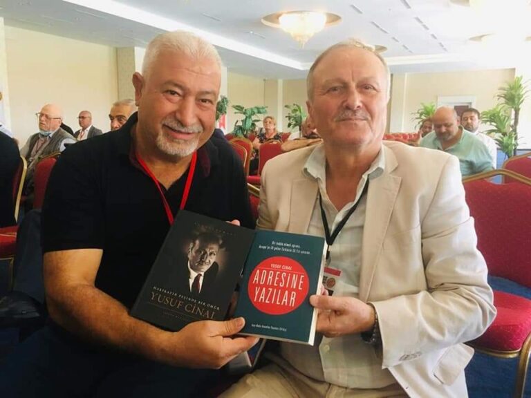 Başkan Şahin Özer; Meslektaşım ve dostum Gazeteci Yazar Yusuf Cinal ile Belçika’dan sonra Tekirdağ da buluştuk. Hasret giderip, (Adresine Yazılar) isimli kitabını hediye etti…
