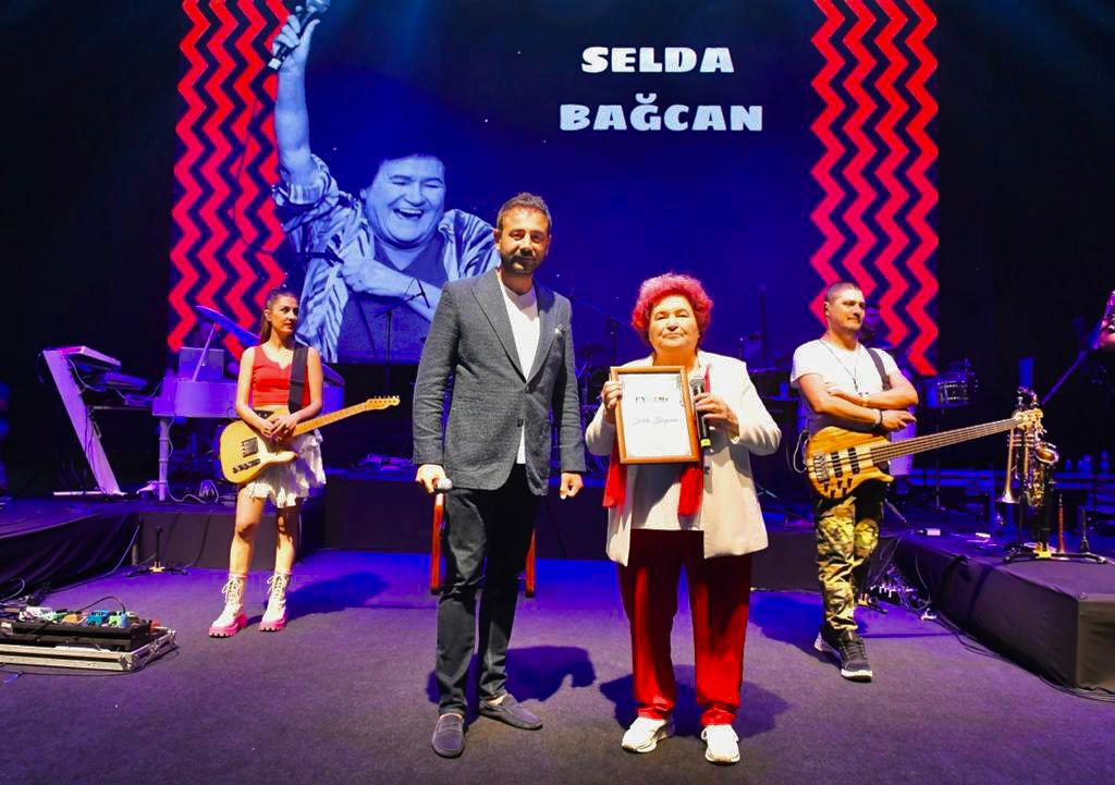 SELDA BAĞCAN, BEŞİKTAŞ’TA KONSER VERDİ…