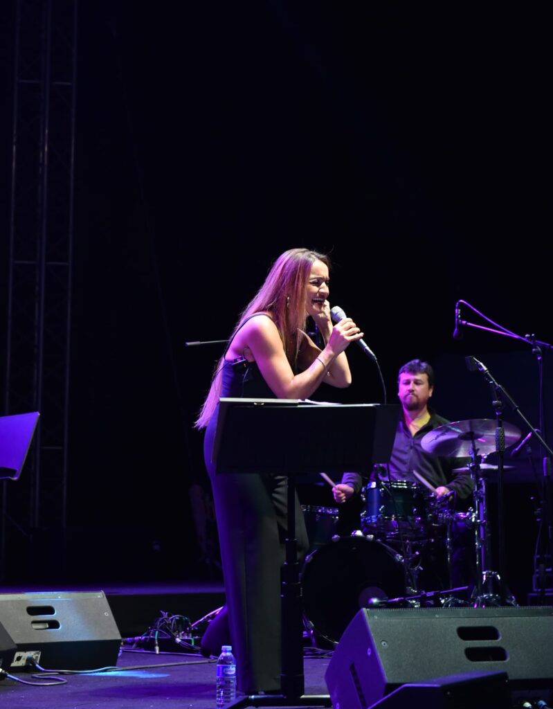 BEŞİKTAŞ FESTİVALİ’NDE JÜLİDE ÖZÇELİK’TEN MUHTEŞEM PERFORMANS AY IŞIĞI ALTINDA JÜLİDE ÖZÇELİK KONSERİ BÜYÜLEDİ…