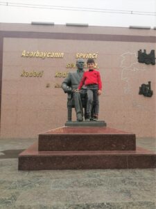 Aras Bingöl, Ceyhan Azerbaycan dostluk parkında İstiklal Marşının 10 kıtasını ezbere okudu. Herkesi kendisine hayran bıraktı…