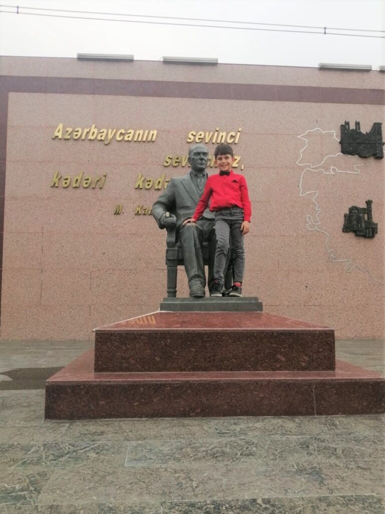 Aras Bingöl, Ceyhan Azerbaycan dostluk parkında İstiklal Marşının 10 kıtasını ezbere okudu. Herkesi kendisine hayran bıraktı…