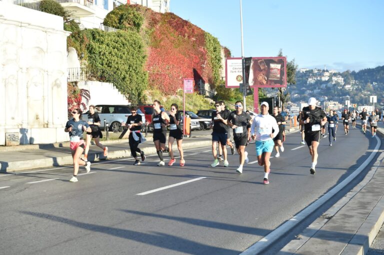 BOSPHORUN 10K PARKURU BEŞİKTAŞ’TA KOŞULDU!<br>İSTANBUL’UN EN KEYİFLİ KOŞUSU KURUÇEŞME- BEBEK- ÇIRAĞAN<br>ROTASINDA GERÇEKLEŞTİ!