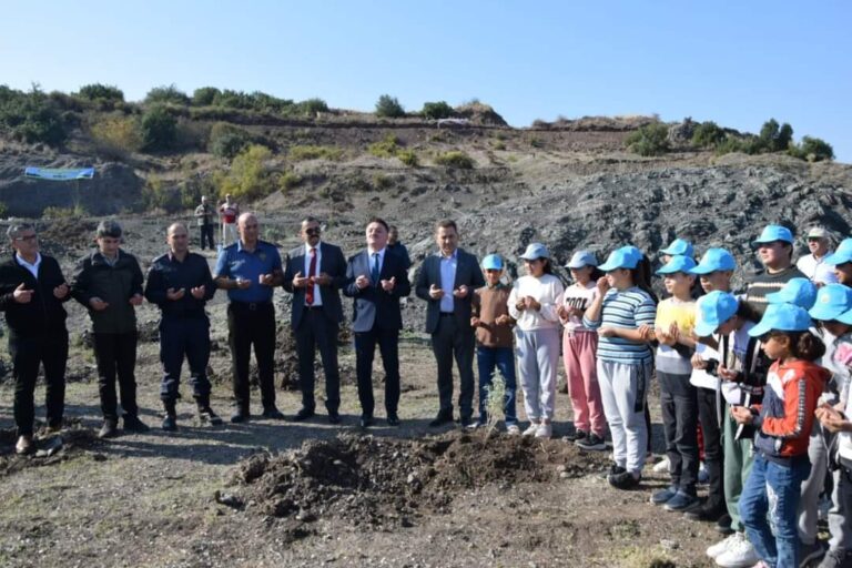 CEYHAN’DA YÜZLERCE FİDAN TOPRAKLA BULUSTU…