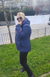 2022 Yılın en kısa şiiri… Üşüyorum ödünç ver yüreğini…