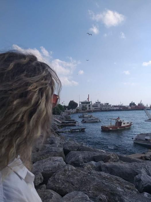 Hilal Kahraman diyor ki; Geceye bir şiir düşsün mu? Umudun Şiiri…