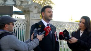 BEŞİKTAŞ’TAN DOLMABAHÇE’YE ATA’YA SAYGI YÜRÜYÜŞÜNE BİNLERCE VATANDAŞ KATILDI…