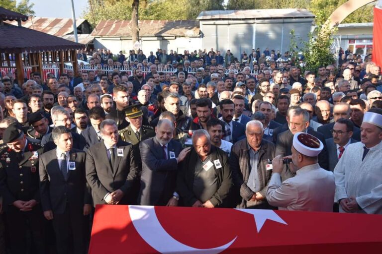 CEYHAN’LI ŞEHİT MEHMET DUMAN GÖZYAŞLARI ARASINDA TOPRAĞA VERİLDİ…