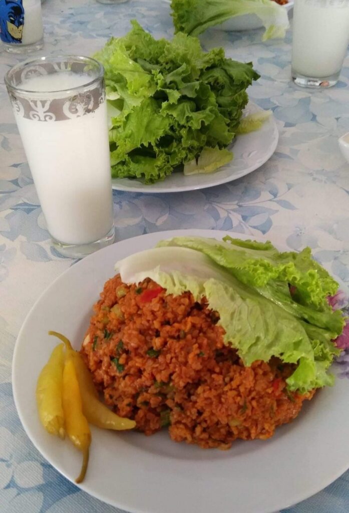 Ceyhanlı; Günün güzeldi değil mi? Akşamın da güzel olsun, Yemeğin ne olursa olsun, Masanda illaki kumaş örtü olsun…