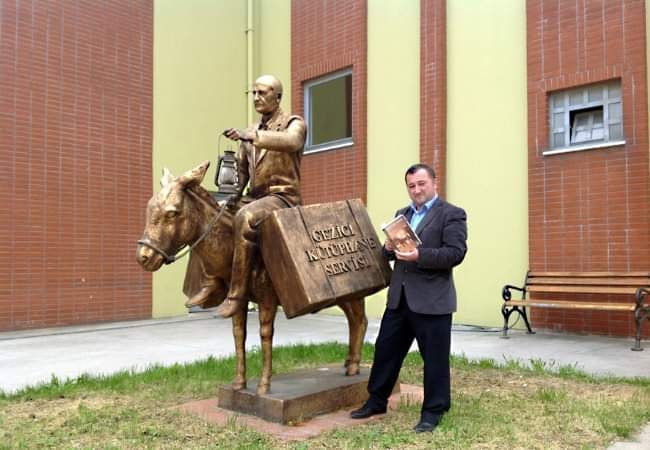 YIL 1943 EŞEYİ İLE KİTAP TAŞIYAN DEVLET MEMURUNUN HEYKELİ DİKİLDİ