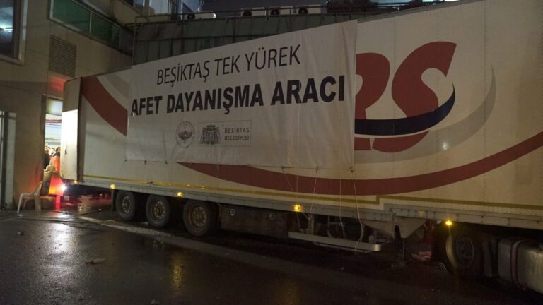 BEŞİKTAŞ’IN YARDIM TIRLARI DEPREM BÖLGESİNE DOĞRU YOLA ÇIKTI…