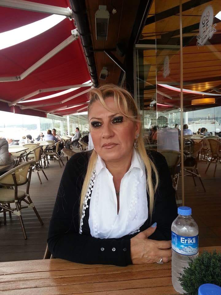 (Etrafımda olan her şeyi bilirim fakat hiç bir şeyden haberim yokmuş gibi davranırım…)