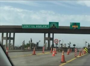 LÜTFEN! Hatay’ın girişinden itibaren ilçe gişelerini artık kaldırın. Tüm Hatay günlük olarak ilçeler arası yolculukta. Artık otoyol Hatay’ın çevre yolu olsun…