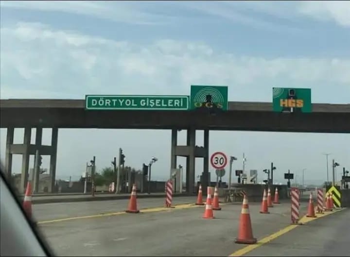 LÜTFEN! Hatay’ın girişinden itibaren ilçe gişelerini artık kaldırın. Tüm Hatay günlük olarak ilçeler arası yolculukta. Artık otoyol Hatay’ın çevre yolu olsun…