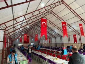 CEYHAN KAYMAKAMLIĞI RAMAZANDA DEPREMZEDELER İÇİN İFTAR ÇADIRI KURDU…