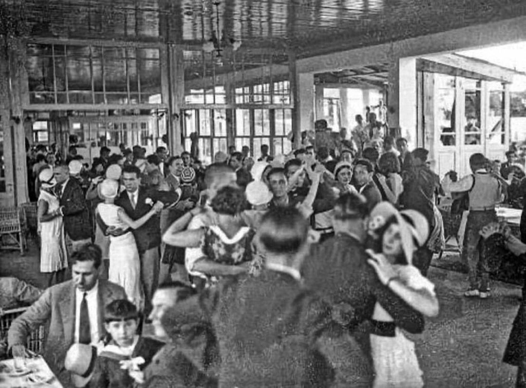 İSTANBUL’DA BERBERLERİN KIR BALOSU; SUADİYE YIL 1932…