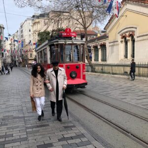 (Taksim’de “Gri Pertüso” Adlı Romanın Rüzgârı esti.)