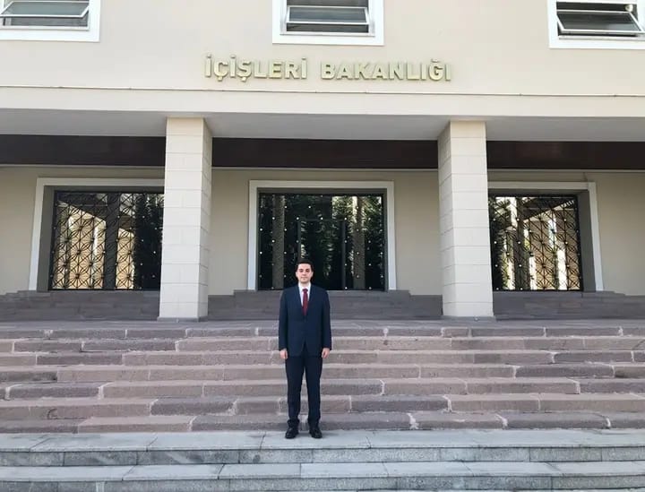 Hataylı hemşerimiz Ahmet Baz, İçişleri Bakanlığının yapmış olduğu Kaymakamlık sınavının tüm aşamalarını başarıyla geçerek Kaymakam oldu…