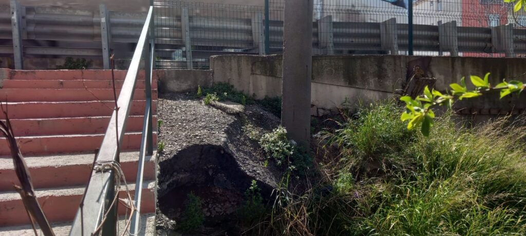 Kocaeli Karamürsel, Esen Yalı Sokakta Elektirik direği büyük tehlike oluşturmaktadır…