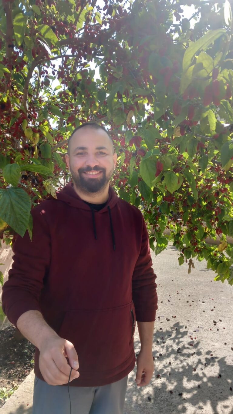 Kocaeli’den Sosyolog Erkan Ergüler’in Tatilde Karadut Videosu; Maşallah Allah verdikçe vermiş…