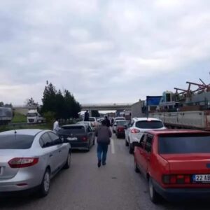 Adana’da sınav saatlerinde trafik yoğunluğu yaşandı…