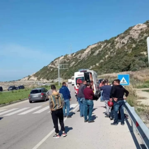 Arsuz İskenderun istikametinde ilerleyen bir motosiklet sürücüsü hakimiyetini kaybetmesi sonucu bariyerlere uçtu…