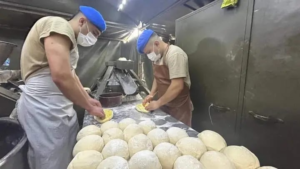 Hatay’da 4’üncü Komando Tugayı, depremzedelere her gün sıcacık pideler çıkarıyor…