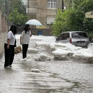Adana’nın çok yüksek yerlerine 30 santimetre yüksekliğe erişen dolu yağdı…