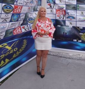 Şair ve Yazar Serap Okçu: “Emek vererek yaptığım, koşturduğum her şeyde arkamdan kuyumu kazanları öpüyorum, İşçi Bayramını kutluyorum.”