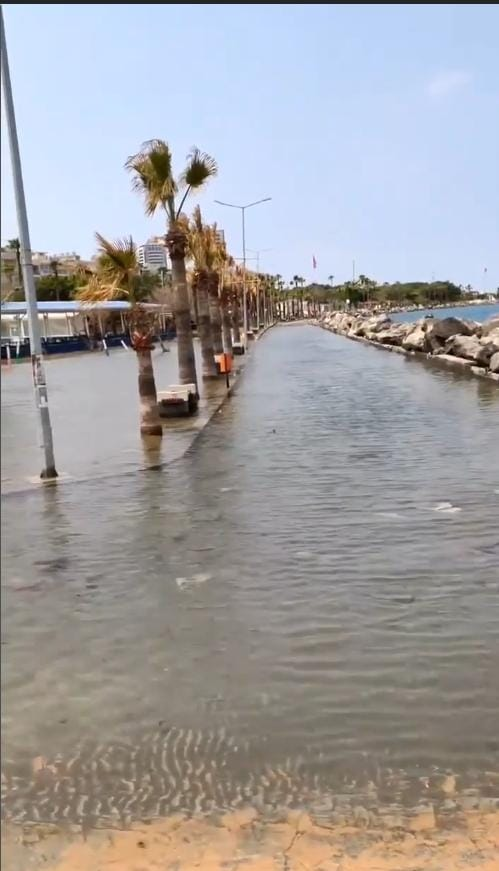 İskenderun’da deniz yükseldi, caddeler sular altında kaldı…