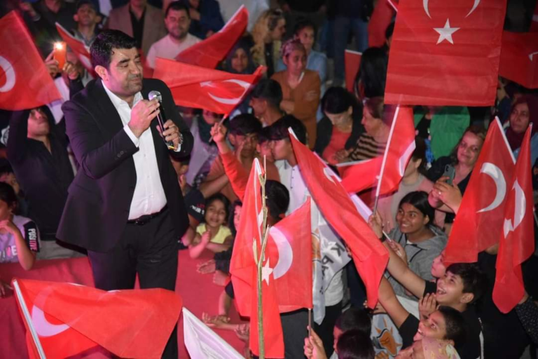 İSLAM BÜNÜL MİTİNG HAVASINDA TOPLANTI YAPTI…