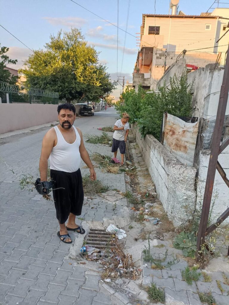 VATANDAŞLAR TEMIZLIK İÇİN KOLLARI SIVADI