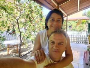 Bu adaletsiz ve şerefsiz dünyada; Parayla satın alınamayan tek şey, sevgidir…