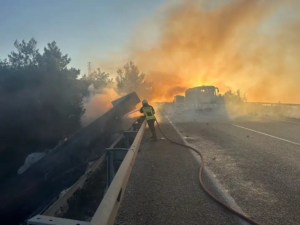 Silifke’de kaza yapan tır alev alev yandı…