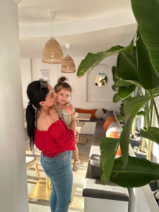 Gazeteci Elifnur Tuğba Yalın, Ceyhan da Lavista Cafertarya Tuğçe Turunçu’yu ziyaret etti, hayırlı olsun dileğinde bulundu…