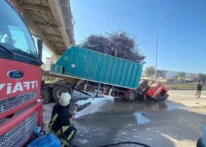 Antakya’da kamyon dorsesi yaya geçidine takıldı, kamyon şoförü yaralandı…
