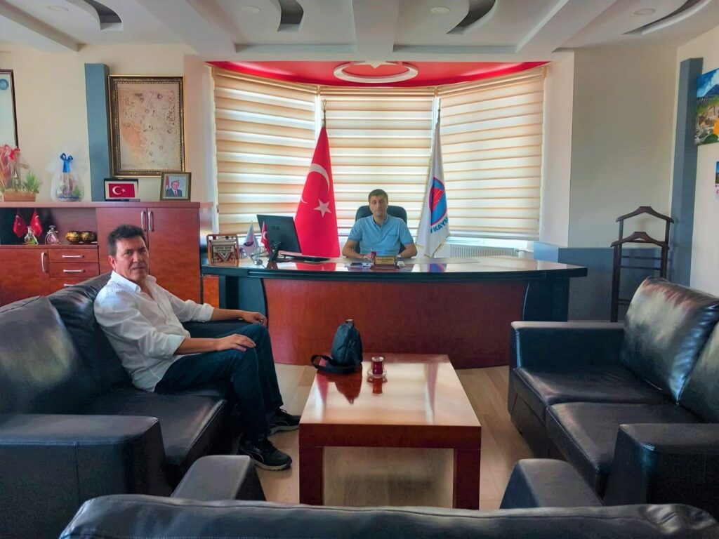 Erzin ilçe Kaymakamı Osman Demir’i ziyaret ettik, çay-kahve eşliğinde Hatay ili ve Erzin ilçesi depremini dile getirdik…