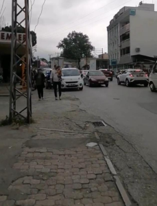 YAYALAR, KARŞIDAN, KARŞIYA GEÇEMEDİKLERİ İÇİN; KIRMIZI YAYA ÇİZGİLERİNİ İSTİYORLAR..!