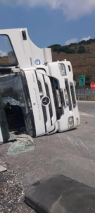 NAHİDE AÇAN’IN HABERİ; ERZİN’DE KAMYON DEVRİLDİ 1 YARALI